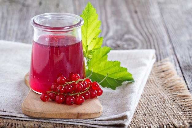 Free photo red currant jelly in a jar