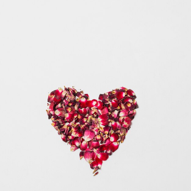 Красное декоративное сердечко из цветов