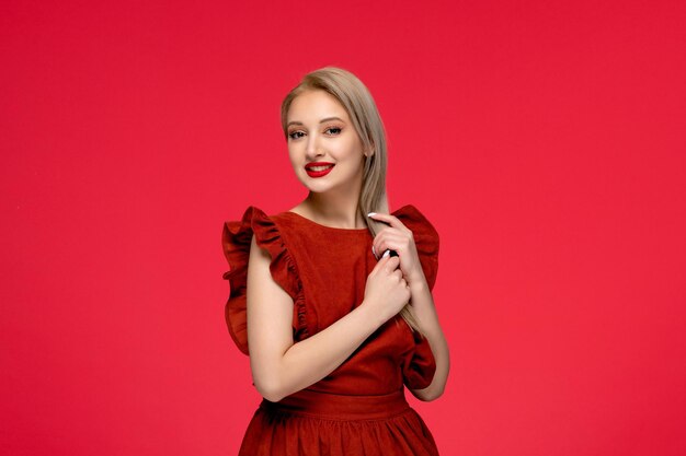 赤いドレスエレガントな愛らしい若い女性の口紅の笑顔でバーガンディドレスを着て