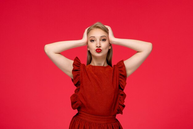 키스 얼굴을 만드는 부르고뉴 드레스에 빨간 드레스 우아하고 품위있는 귀여운 소녀