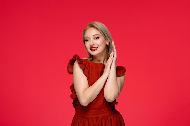 無料写真 赤いドレスエレガントなかわいい若い女性が赤い壁紙に口紅とバーガンディドレスを着て