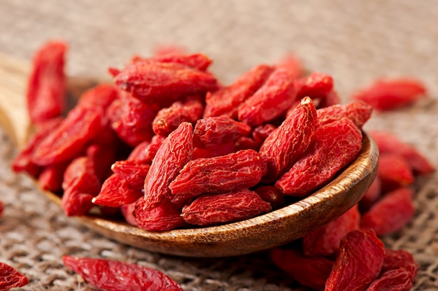 나무로되는 숟가락에 빨간 말린 된 구 기 열매