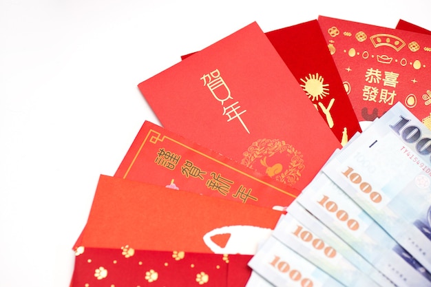 赤い​包み​パケット​中国​の​旧​正月​、​中国​の​旧​正月​の​白い​背景​に​文字​「​明けまして​おめでとう​」​と​ホンバオ​。​翻訳​：​今年​の​幸運
