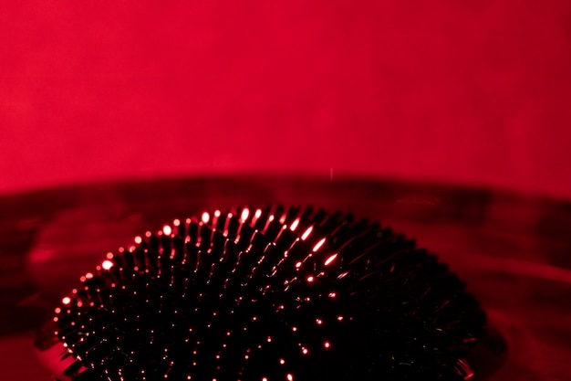 コピースペースを持つ赤い強磁性液体金属