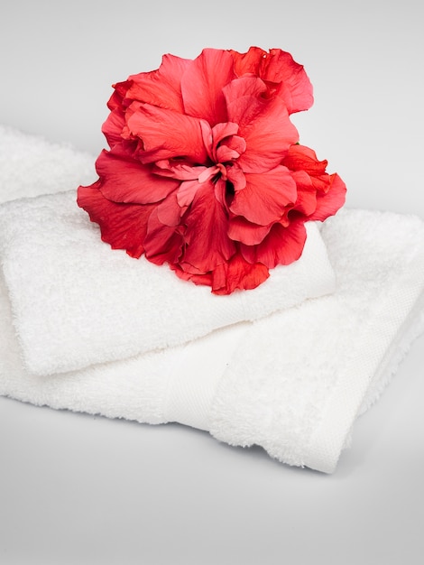 Красный цветок на куче полотенец