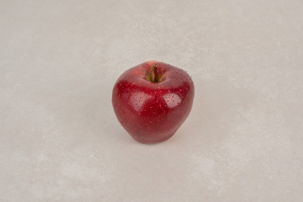 흰색 테이블에 빨간색, 신선한 사과.