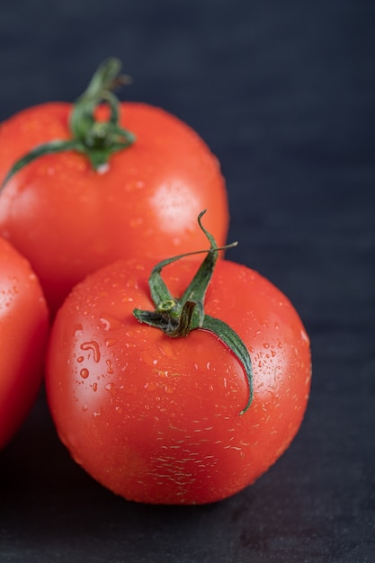 暗い表面に赤いフレッシュトマト。