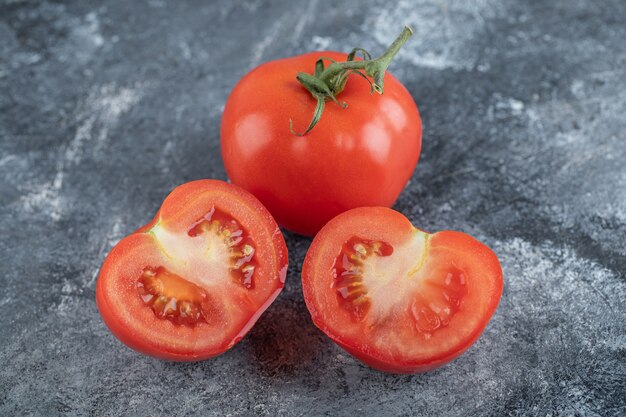 붉은 신선한 토마토 전체 또는 잘라. 고품질 사진