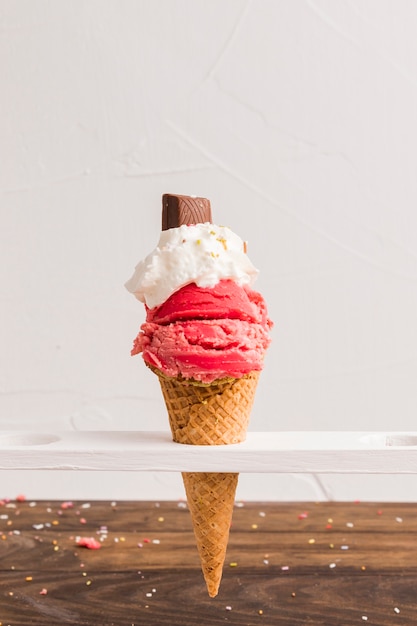 ホイップクリームとチョコレートのコーンと赤の冷凍アイススクープ
