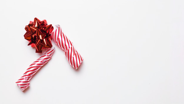 Free photo red gift bow with ribbon on table