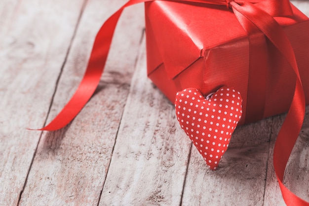 Бесплатное фото Красный подарочной упаковке с сердцем поддерживается