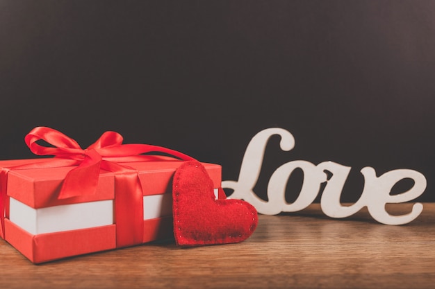 마음과 단어 "사랑"과 빨간 선물