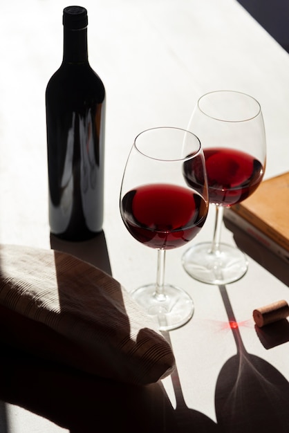 ボトルの横にあるワインの赤いグラス