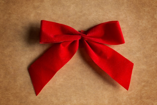 Free photo red gorgeous bow on the table