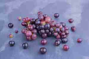 無料写真 青いテーブルに分離された赤いブドウの果実。