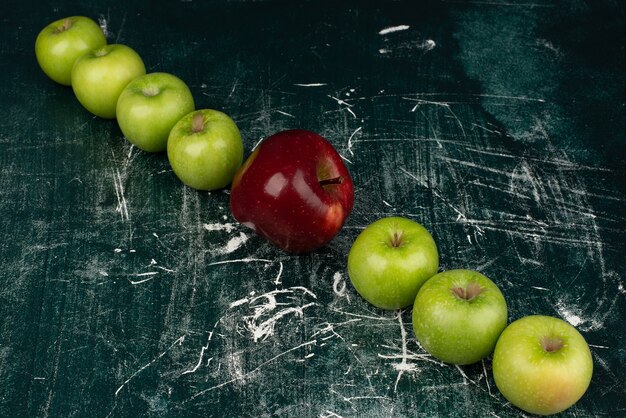 대리석 테이블에 빨강 및 녹색 사과입니다.