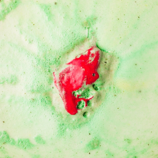 빨간색과 초록색 목욕 폭탄 거품 배경