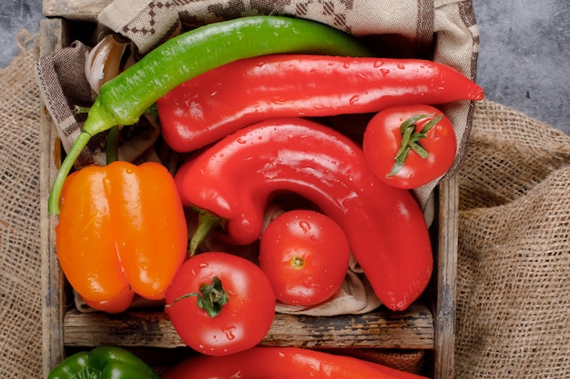 Peperoncini rossi e verdi con pomodori. vista dall'alto.