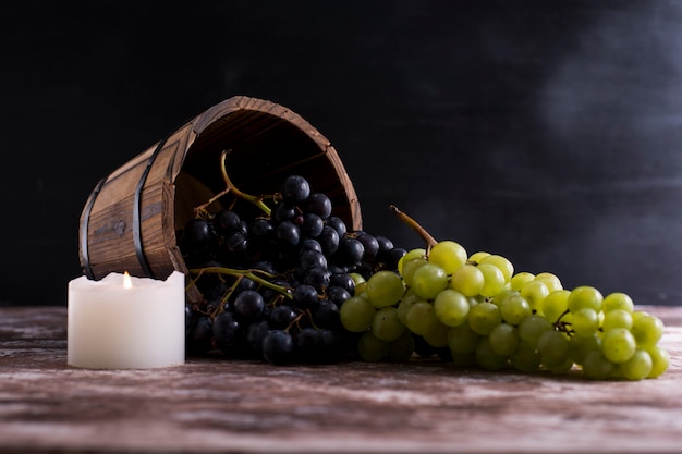 Free photo red and green grape bunches out of a wooden bucket