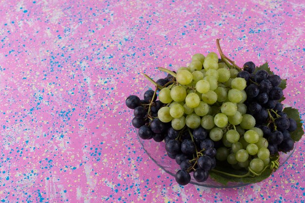 Red and green grape bunches in a platter