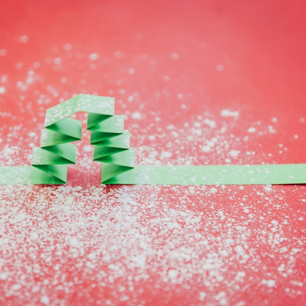 Free photo red and green wrapping with snow