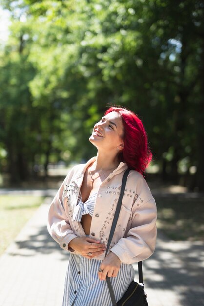 公園で赤髪の女性