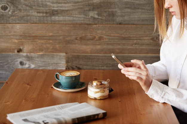 カフェに座っている赤毛の女性