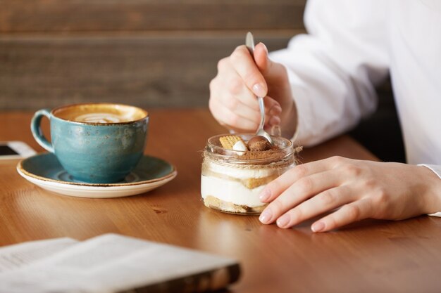 カフェに座っている赤毛の女性