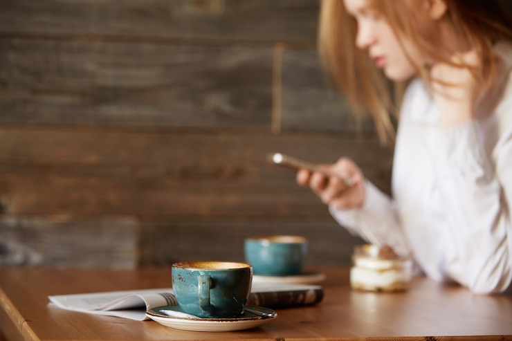 無料Photo カフェに座っている赤毛の女性