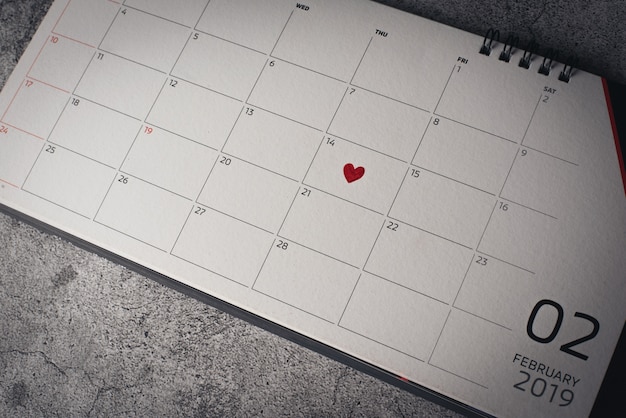 カレンダー、バレンタインデーのコンセプトに2月14日に赤いハート
