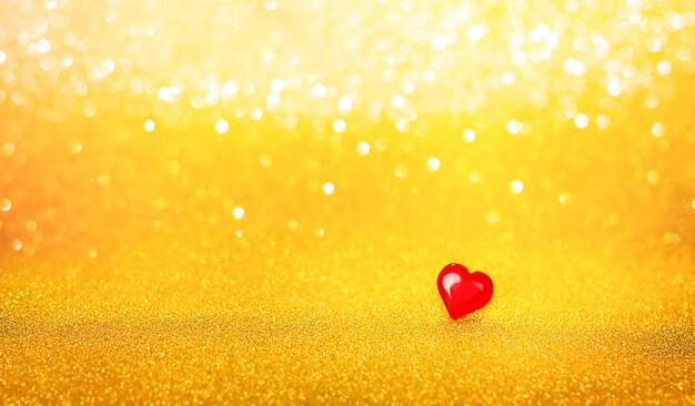 Красное сердце на фоне золотого блеска