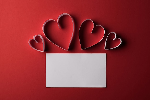 Красное сердце бумаги и бланк с картой на красном фоне
