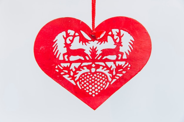 Foto gratuita ornamento rosso di natale di figura del cuore su priorità bassa bianca