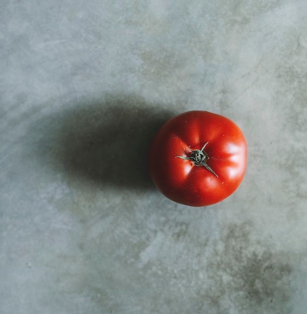 Красный томатный реликвий на сером фоне