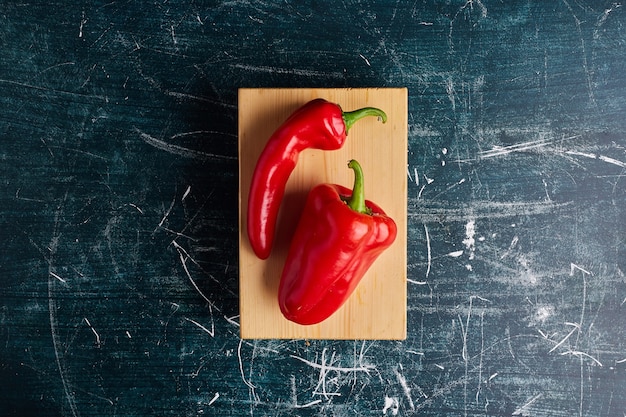 Foto gratuita red hot chili peppers su tavola di legno, vista dall'alto.