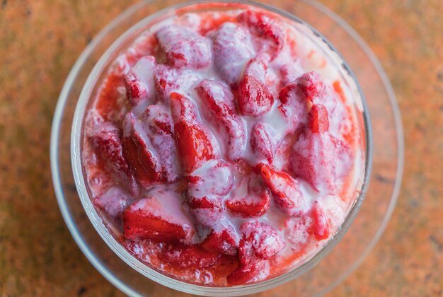 イチゴと赤い氷の雪片