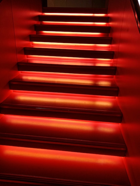 Лестница с красной подсветкой в помещении
