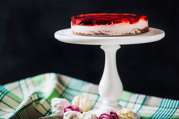 Cakestand에 빨간 젤리 케이크