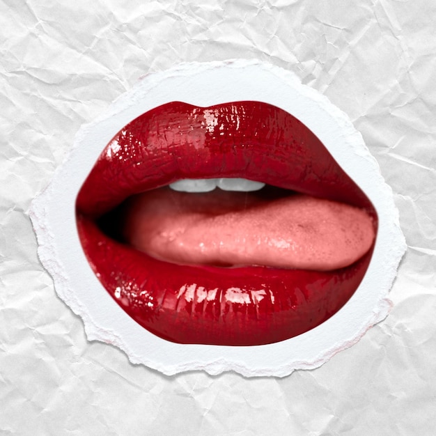Красный, сочный, облизывающий губы, сексуальный пост в социальных сетях на День святого Валентина