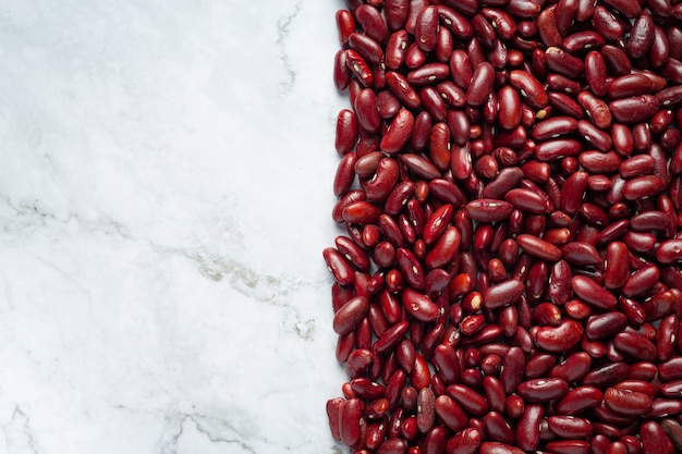 Free photo red kidney beans place on white marble background