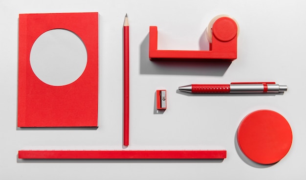 Free photo red knolling concept with sticky notes