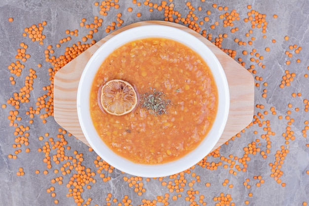 Бесплатное фото Суп из красной чечевицы с долькой лимонных специй.