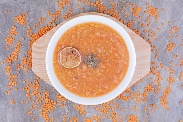 レモンのスパイスのスライスと赤レンズ豆のスープ。