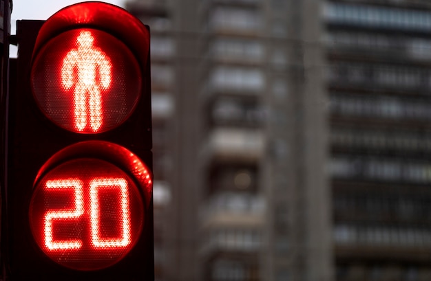 Бесплатное фото Знак красного света для пешеходного перехода в городе