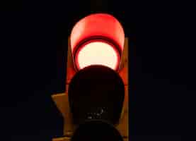 Free photo red light on a traffic light at the street at night