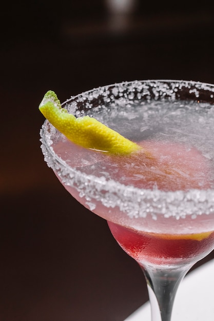 Foto gratuita vista laterale della buccia di limone del sale della fragola della calce del liquore rosso di tequila della margarita