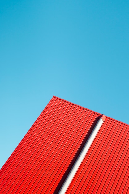 Бесплатное фото Красная металлическая стена с небом