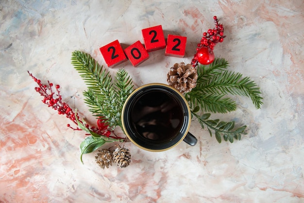 無料写真 明るい背景の上のコーヒーのクリスマスのテクスチャのカップと赤い数字