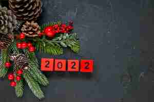 無料写真 暗い背景に新年のコンセプトとして装飾が施された赤い数字