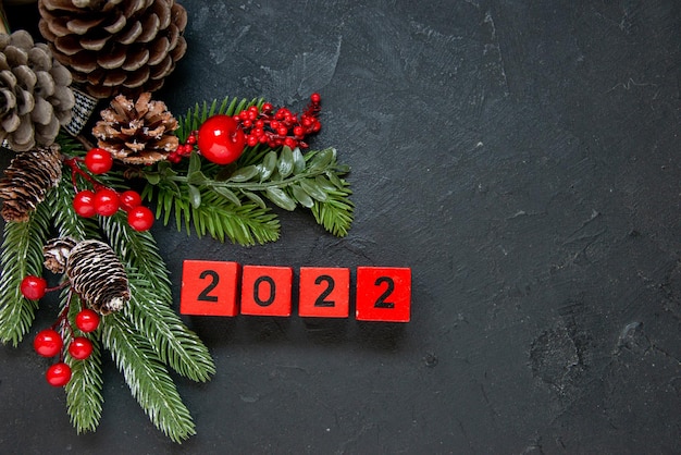 暗い背景に新年のコンセプトとして装飾が施された赤い数字